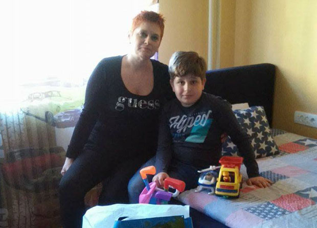 Дечак болесној деци поклања играчке које више не користи